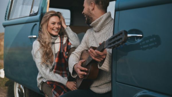 المرأة الجذّابة تمتلك صفات تجعلها محبوبة للرجال (shutterstock.com)
