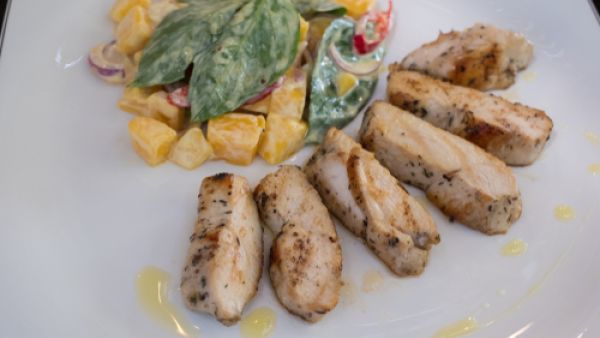 وصفة دجاج مع المانغو (shutterstock.com)