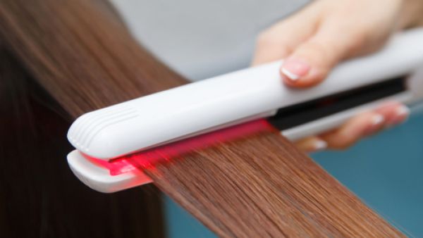 يزيد فرد الشعر بالبروتين مشكلة تساقط الشعر بعد استخدامه بمدة قصيرة (shutterstock.com)
