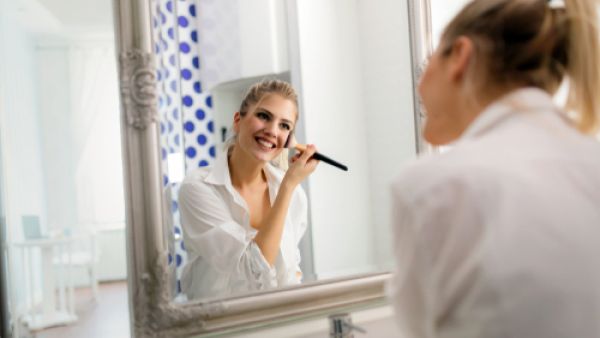 حافظي على نضارة وإشراق بشرتك بخطوات بسيطة في المنزل (shutterstock.com)