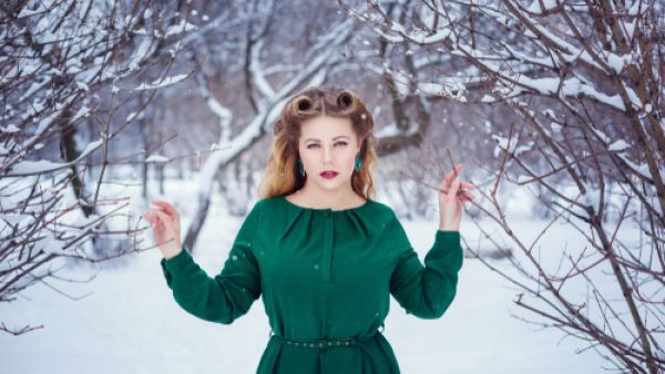 يفضل الخبراء اختيار الألوان الدافئة التي تزيد من إضاءة عينيك (shutterstock.com)