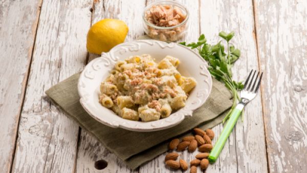 سلطة المعكرونة مع التونة (shutterstock.com)