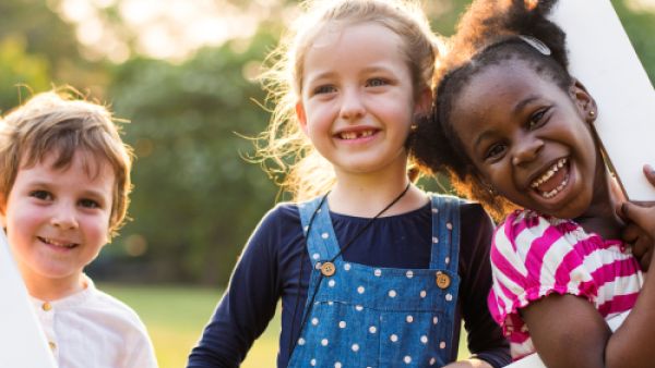 سلوك الطفل المهذّب يعكس مدى وعي الآباء الاجتماعي (shutterstock.com) سلوك الطفل المهذّب يعكس مدى وعي الآباء الاجتماعي (shutterstock.com)