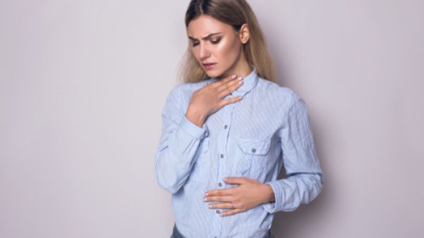 في حالة التهاب الحلق المصحوب بالحمى والتهاب اللوزتين يجب استشارة الطبيب (shutterstock.com)