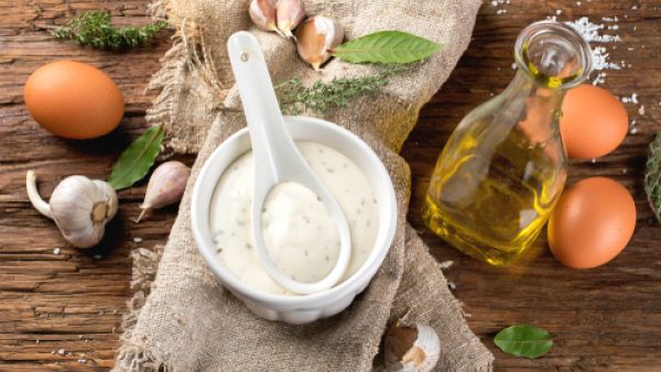 يمكنك إضافة نكهة الفانيليا للمايونيز للتغلب على رائحته النفاذة أثناء الاستعمال (shutterstock.com)
 يمكنك إضافة نكهة الفانيليا للمايونيز للتغلب على رائحته النفاذة أثناء الاستعمال (shutterstock.com)