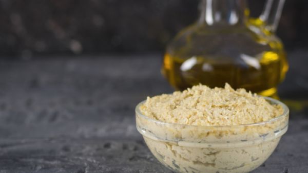 يساعد زيت الخروع على زيادة طول شعركِ (shutterstock.com)