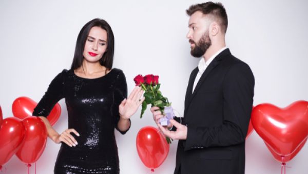 التجاهل والإهمال أهم مؤشرات بأنك تعيش مع شخص لا يحبك (shutterstock.com)

