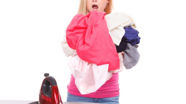 اخفضي درجة حرارة المكواة إلى أقل درجة ممكنة متاحة (shutterstock.com)