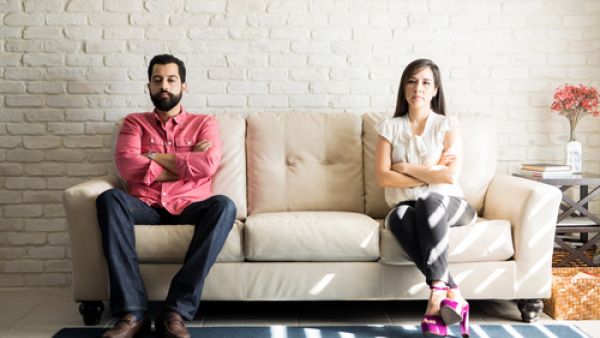 هناك بعض الرجال الذين لا يسمحون للزوجات بأخذ أوقات خاصة بهن (shutterstock.com)