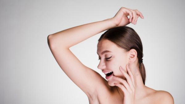 يمكنك تجنّب اسمرار الإبط والتعرف على طرق تفتيحه (shutterstock.com)