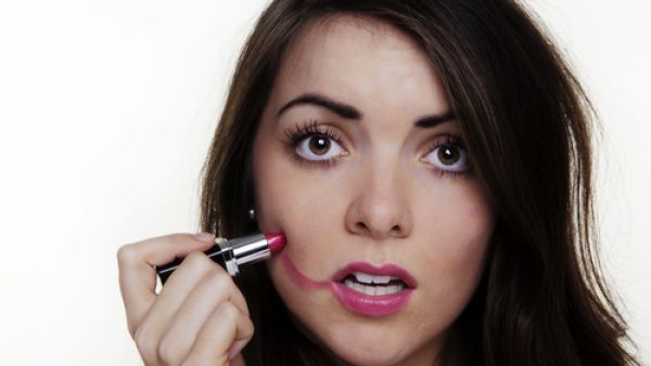 استخدام لون أحمر شفاه خاطئ فهذا يشوّه شكل شفتيكِ (shutterstock.com)