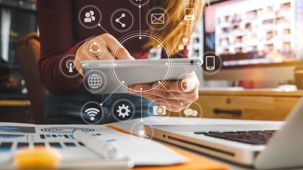 Artificial intelligence (AI) and chatbots rank among the top 10 trends in digital marketing this year. (Shutterstock)