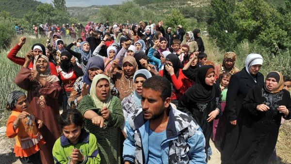 Syrian refugees in Turkey, Jordan and Lebanon could better contribute to local economies if they were trained for middle-skill jobs. (Shutterstock)