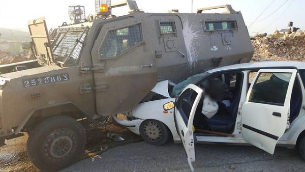 سيارة الشهيد ويبدو في داخلها بعدما اصطدم بالية عسكرية اسرائيلية