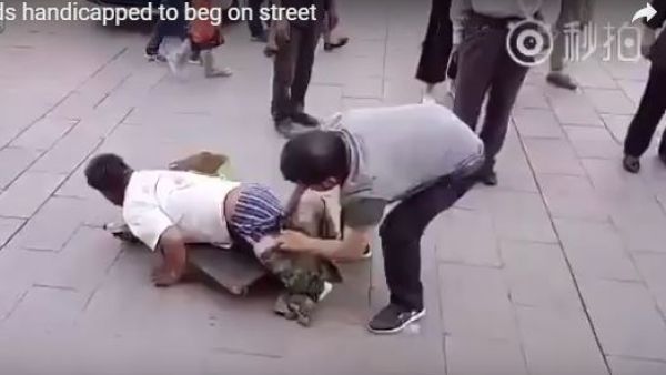 انقض أحد المارة الرجال على متسول يزحف على بطنه مستعينا بلوح تزلج - يوتيوب