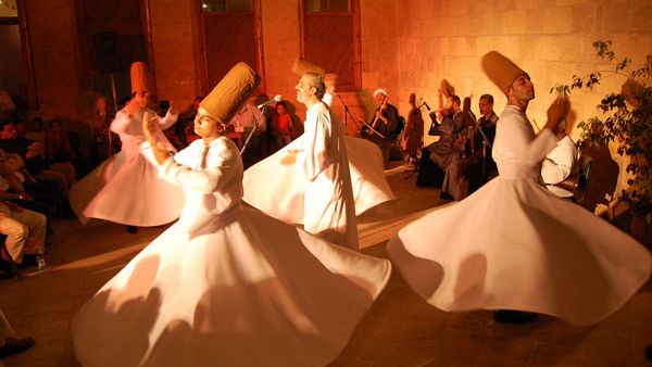 "رقصة التنورة" تثير الإعجاب في السهرات الرمضانية في الدول العربية