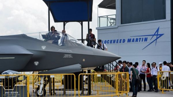 Visitors queue to have closer look at a static display of a Lockheed Martin F-35 at the Singapore Airshow in Singapore on February 18, 2016. (AFP/Roslam Rahman)