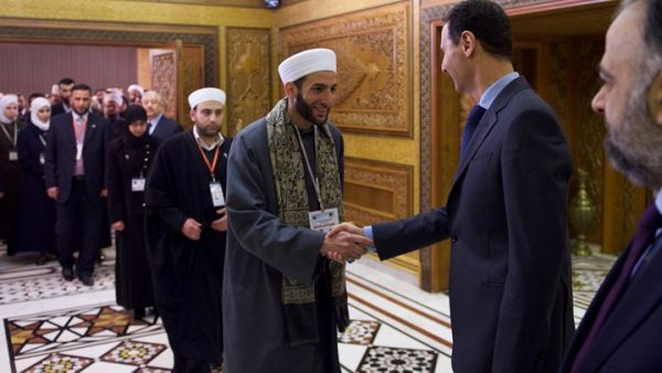 بشار الاسد يصافح الفريق الديني