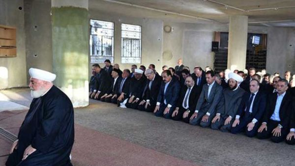  بشار الأسد يؤدي صلاة عيد الأضحى في مسجد في مدينة داريا