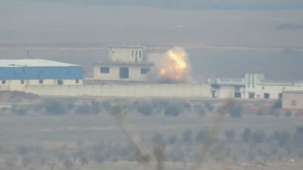 لحظة استهداف تجمع لقوات النظام بصاروخ موجه في ريف حماة الشمالي