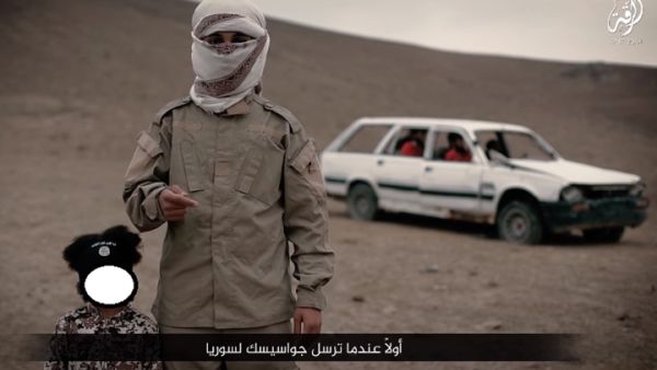 قال التنظيم إن الطفل هو نجل أحد عناصره الذين قضوا بقصف للتحالف الدولي - يوتيوب