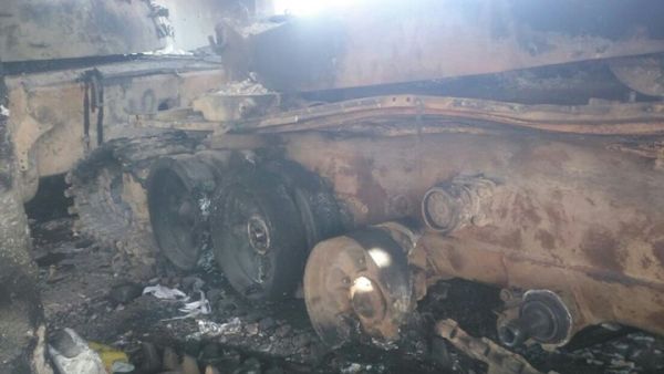 إحدى دبابات لواء الأقصى بعد حرقها من قبل عناصر اللواء