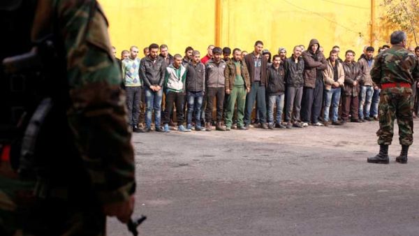 جنود روس يستعدون لمرافقة مقاتلين خلال خروجهم من حلب