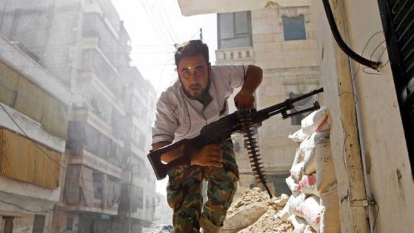 واجز على طريق سريع يستخدم في إجلاء الناس من شرق حلب