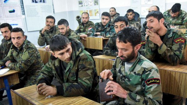 عسكريون سوريون في مركز مكافحة الألغام في حلب
