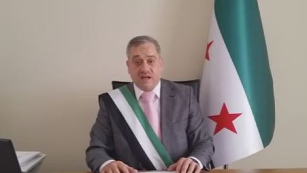 الممثل أحمد آدم أثار سخطا واسعا بسبب سخريته من مأساة حلب - 