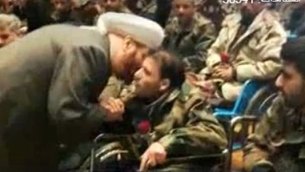 قبل حسون أيادي الجنود الجرحى الجالسين في الصف الأول