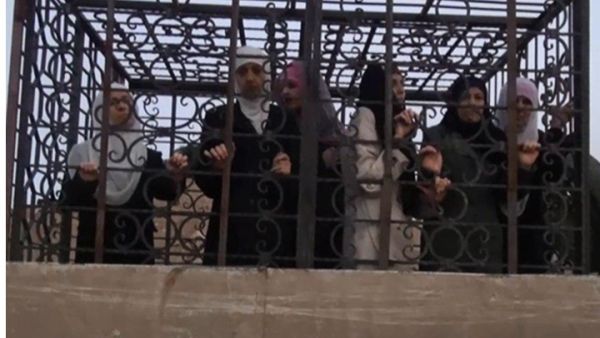 صورة لمعتقلات من الطائفة العلوية لدى "جيش الإسلام" - أرشيف