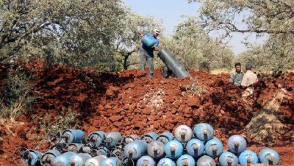 مقاتلون يطلقون القذائف تجاه قوات النظام على مشارف مدينة إدلب