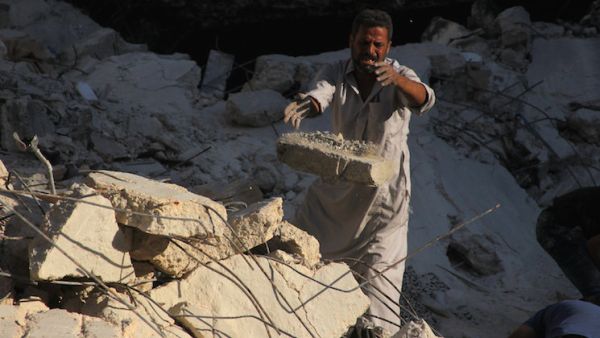 في أول انتهاك للهدنة.. مقتل 10 مدنيين في غارة للنظام السوري على إدلب