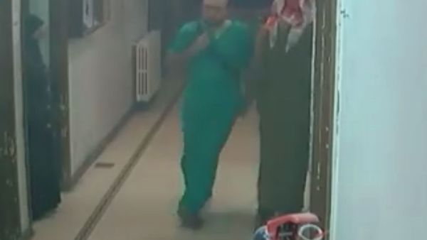 لحظة مقتل طبيب الأطفال في حلب محمد وسيم معاذ - من الفيديو