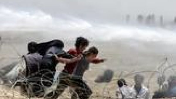 القوات التركية تستخدم خراطيم المياه لابعاد السوريين عن معبر اقجاقلعة