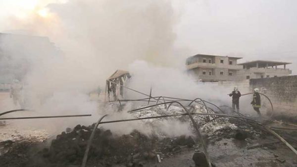 عرضت قنوات التلفزيون لقطات لدخان أسود يتصاعد في السماء 