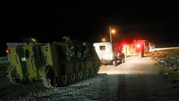 قال أحد المقاتلين إن القافلة تضم نحو 30 مركبة عسكرية 