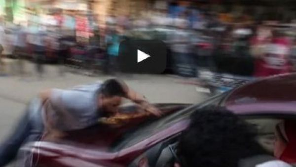 تعمدت راكبة السيارة إلحاق الأذى بالمتظاهرين رغم أن الطريق كان مفسوحا أمامها للمرور ـ يوتيوب