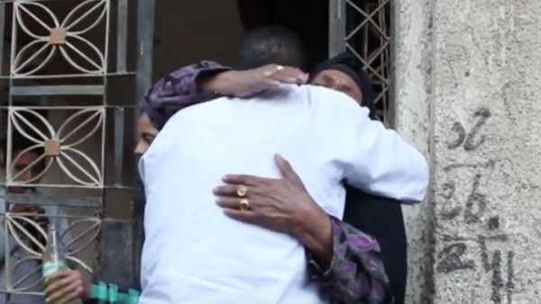 مشاهد مؤثرة لحظة إطلاق سجناء بعفو السيسي