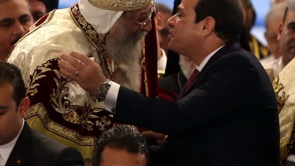 السيسي من داخل الكنيسة يعلن ترميم الكنائس المتضررة