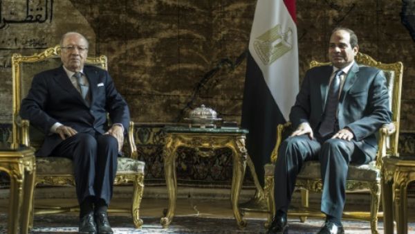 الرئيسان المصري عبد الفتاح السيسي (يمين) والتونسي الباجي قائد السبسي 