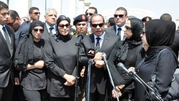 السيسي محاطا باقارب بركات بعيد مشاركته في الجنازة
