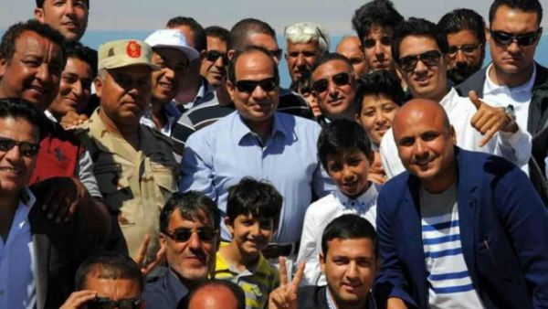 السيسي يتفقد مشروع حفر قناة السويس الجديدة