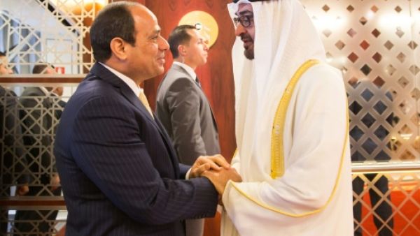 الشيخ محمد بن زايد آل نهيان ولي عهد ابو ظبي يصافح الرئيس المصري عبد الفتاح السيسي 
