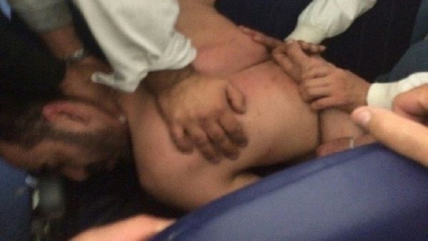 الراكب الجزائري أثناء تقييده من قبل طاقم الطائرة