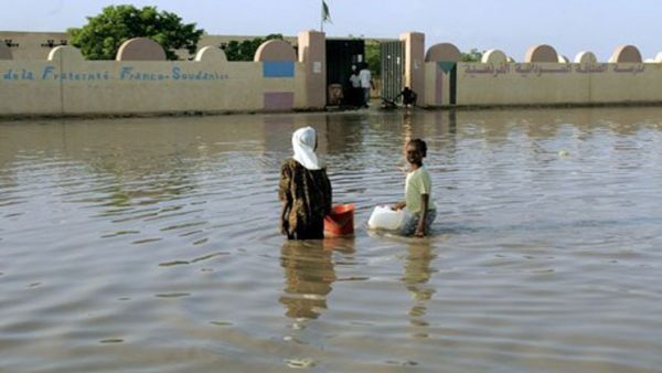 لحظة اشتعال النيران في جسد امرأة ضربتها صاعقة