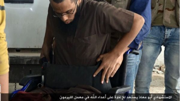 المقاتل السعودي وهو يفارق كرسيّه المتحرك للمرة الأخيرة متوجها نحو مفخخته - تويتر