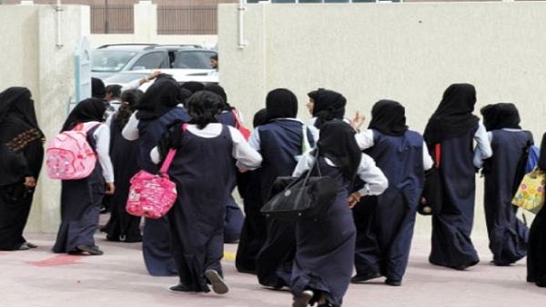 طالبات أثناء خروجهن من بوابة المدرسة