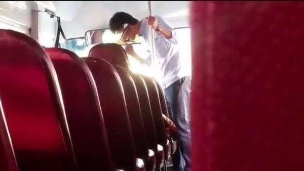 الشاب يبلغ من العمر 20 عاما ، وجرى إيقافه تمهيدا لإحالته وملف الحادثة لهيئة التحقيق والادعاء العام -
